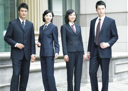 如何恰如其分的穿戴广州工作服定制的工作服？